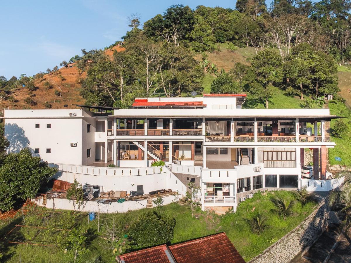 Ellin Forest Karaoke & Pool Resort Bukit Tinggi Bentong Kültér fotó